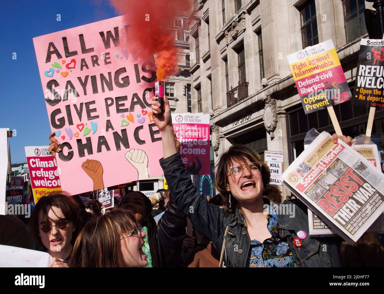 Londra, Regno Unito. 19th Mar 2022. Centinaia di persone si marciano da Portland Place a Trafalgar Square. Si oppongono all'uguaglianza e all'odio e al razzismo. Credit: Mark Thomas/Alamy Live News Foto Stock