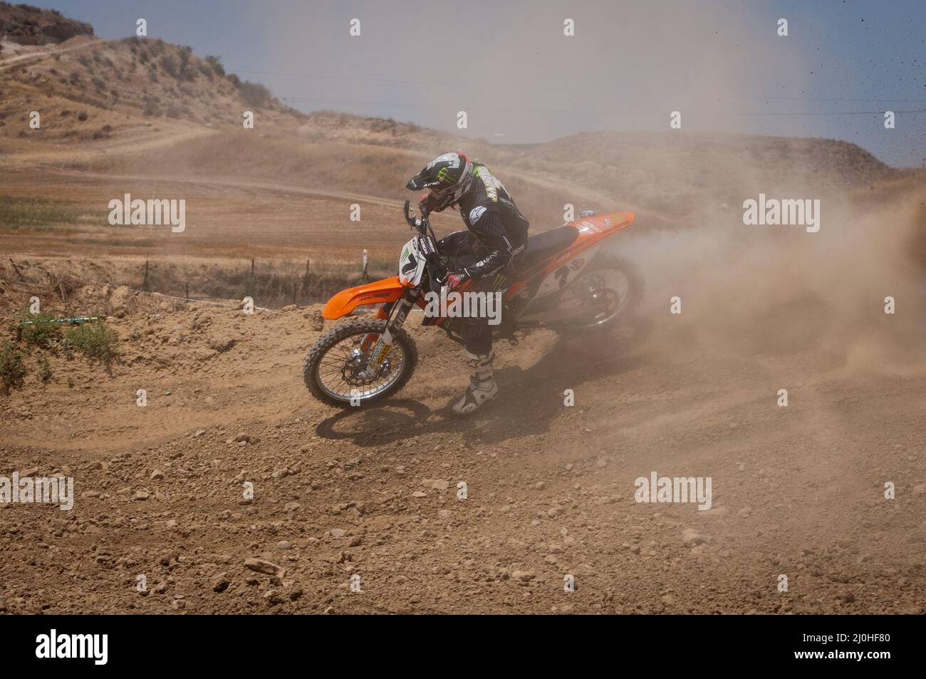 Atleta non riconosciuto che guida una moto sportiva in un evento di corse di motocross. Sport estremi ad alta velocità. Foto Stock