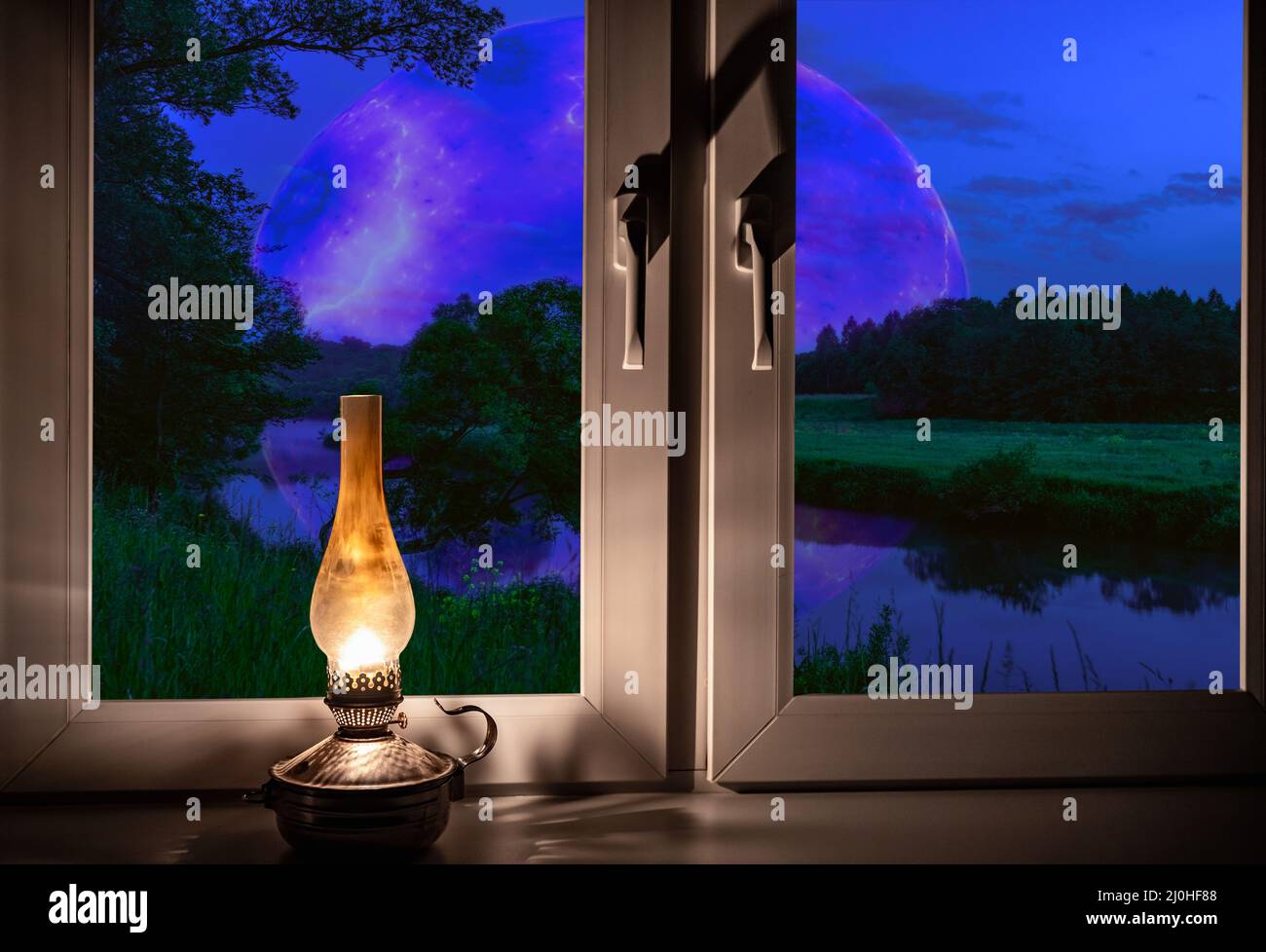 Paesaggio notturno al di fuori della finestra luna vecchia lampada davanzale Foto Stock