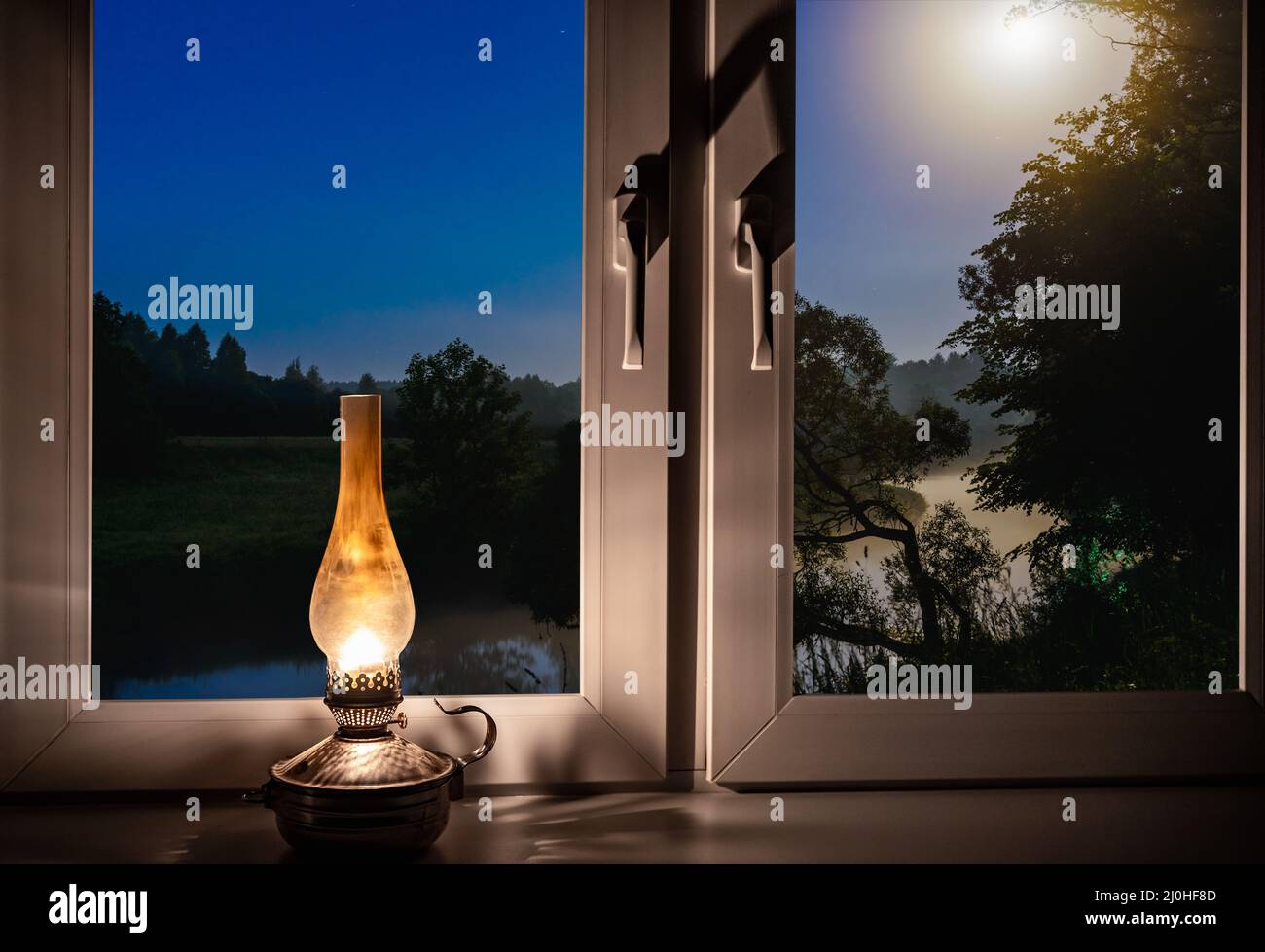 Paesaggio notturno al di fuori della finestra luna vecchia lampada davanzale Foto Stock