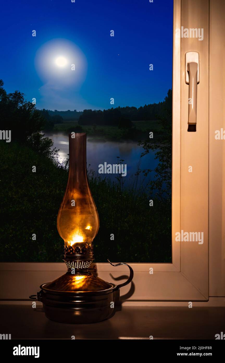 Paesaggio notturno al di fuori della finestra luna vecchia lampada davanzale Foto Stock