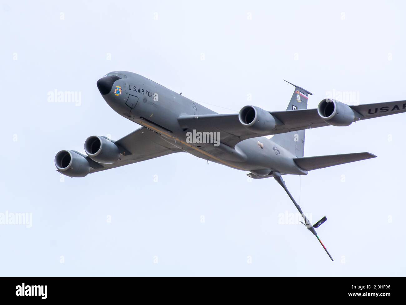 RAF Fairford, Gloucestershire, Inghilterra Luglio 15th 2017 USAF Boeing KC-135R Stratotanker facendo un flypassato sulla pista con boom di rifornimento esteso. Foto Stock
