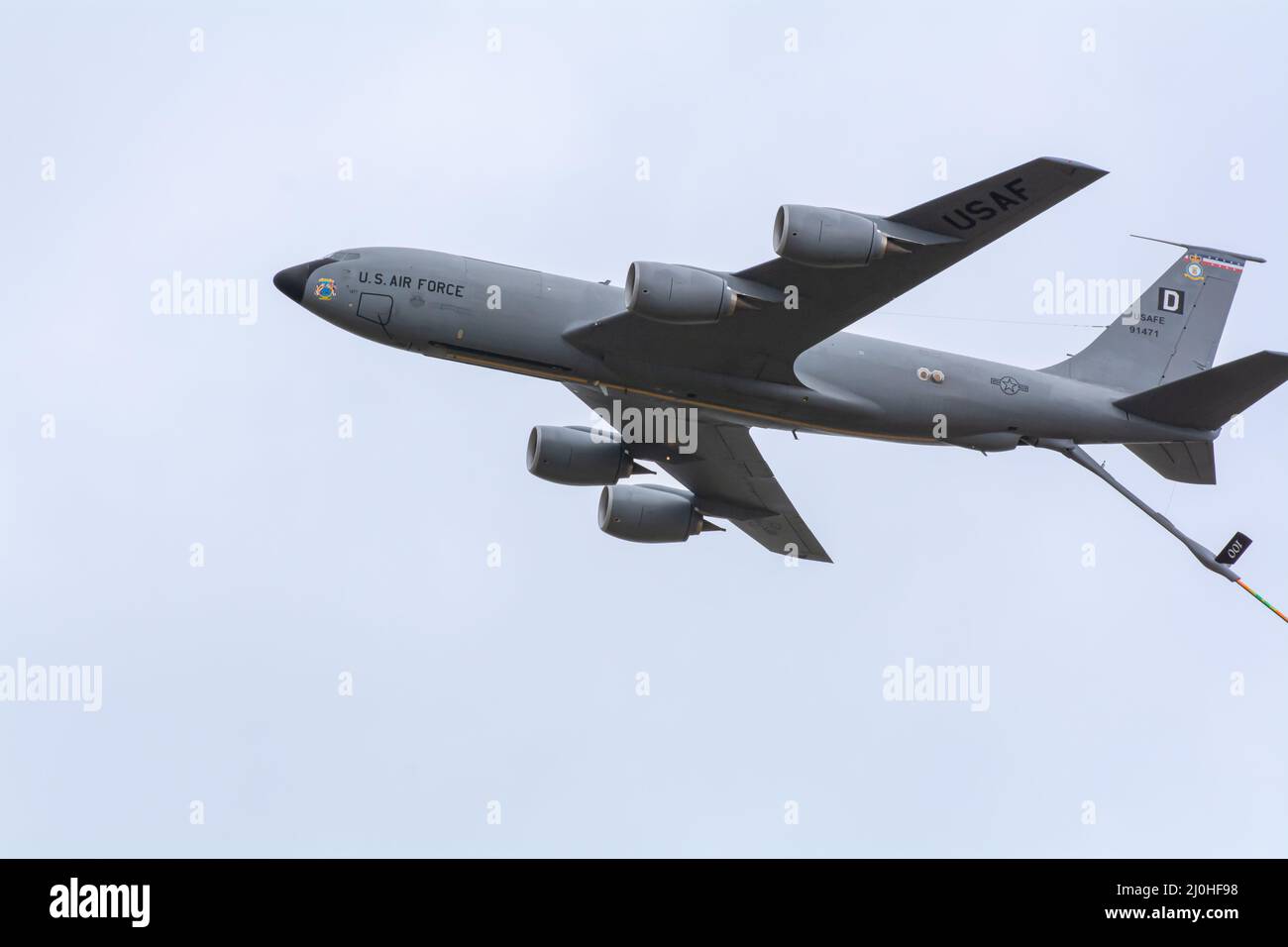 RAF Fairford, Gloucestershire, Inghilterra Luglio 15th 2017 USAF Boeing KC-135R Stratotanker facendo un flypassato sulla pista con boom di rifornimento esteso. Foto Stock