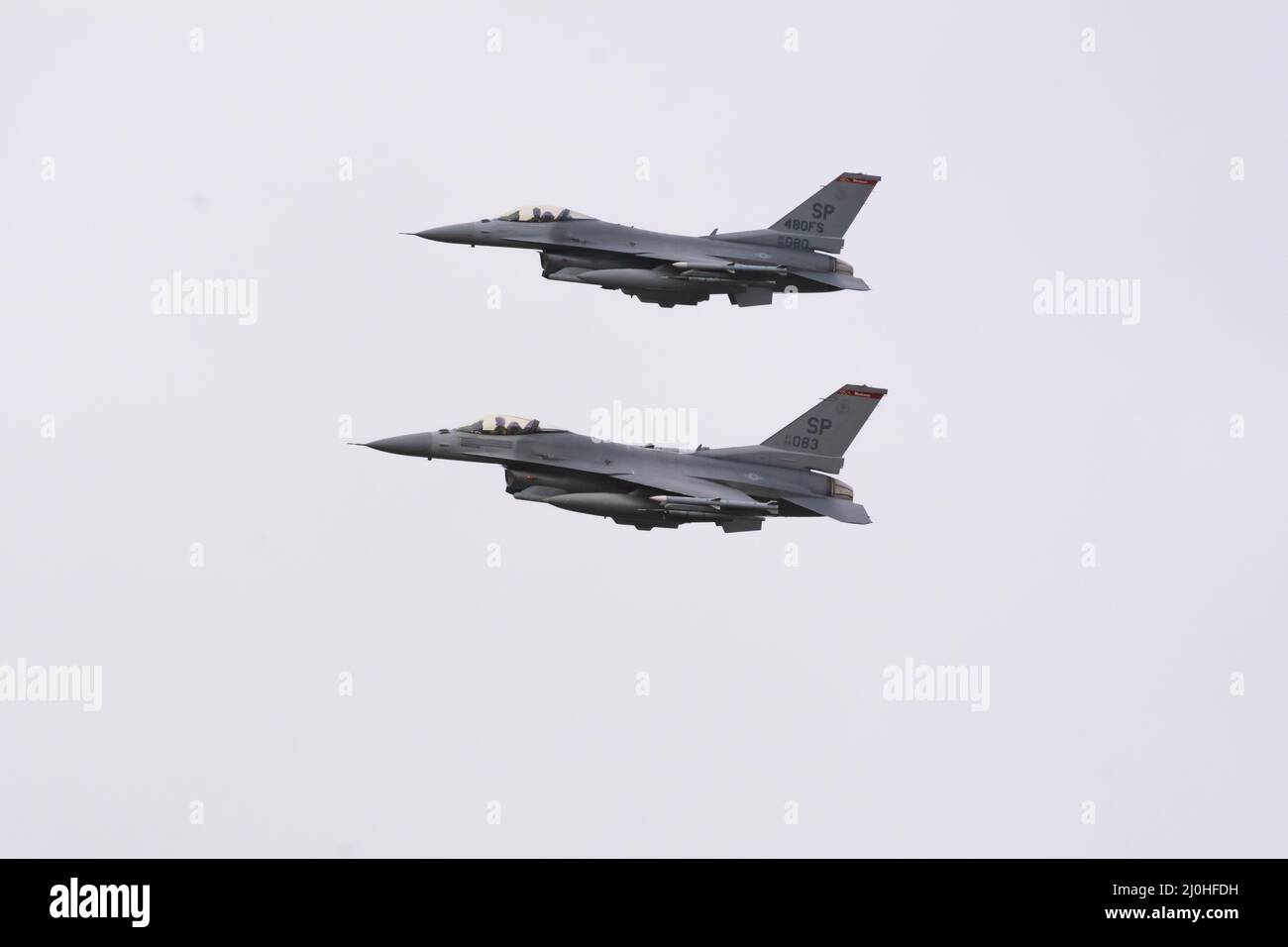 I militari F16 falcon combattenti si avvicinano volando attraverso l'aria in formazione al Royal International Air Tattoo. Royal Air Force Fairford Foto Stock