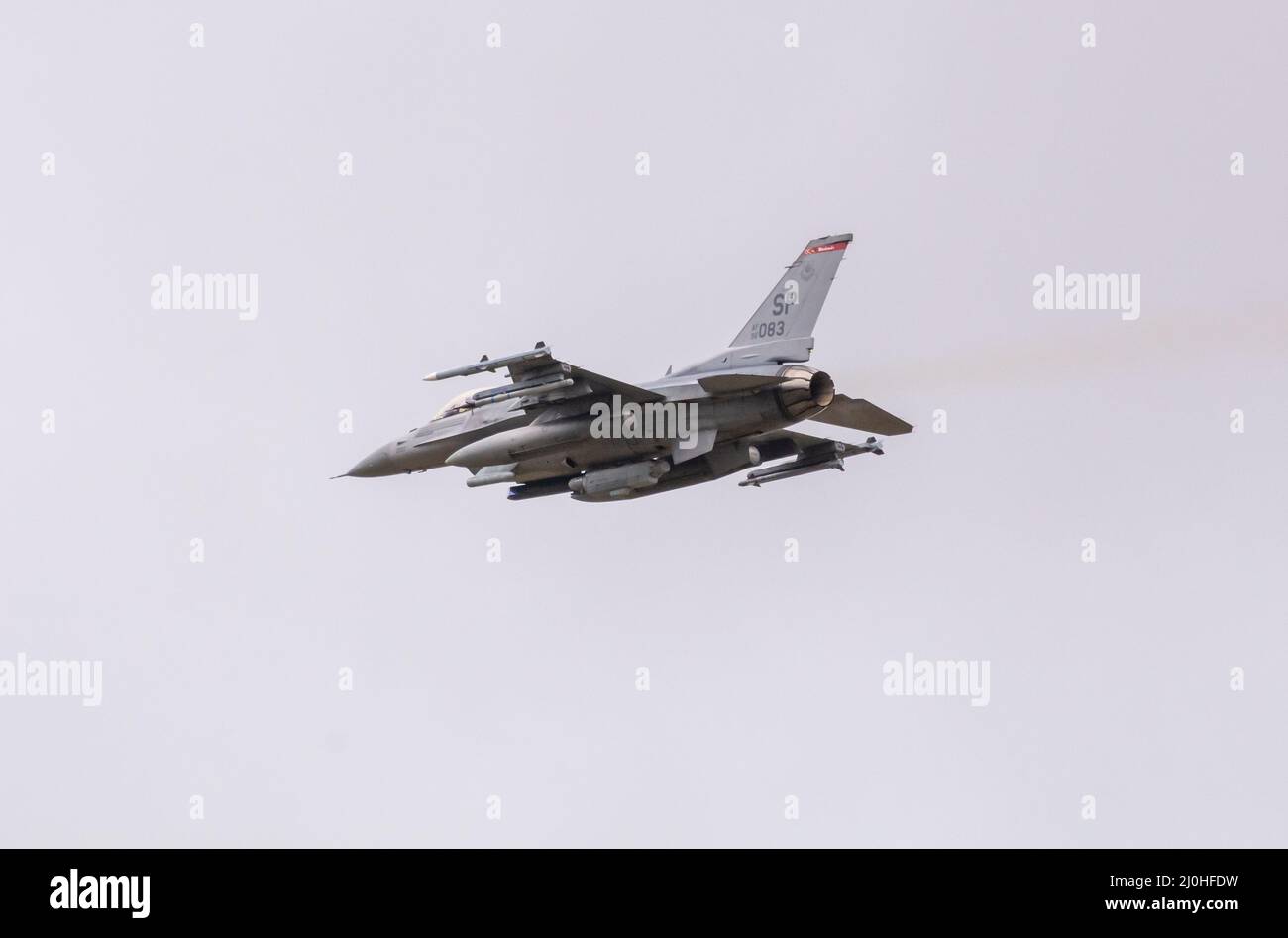 I militari F16 falcon combattenti si avvicinano volando attraverso l'aria in formazione al Royal International Air Tattoo. Royal Air Force Fairford Foto Stock