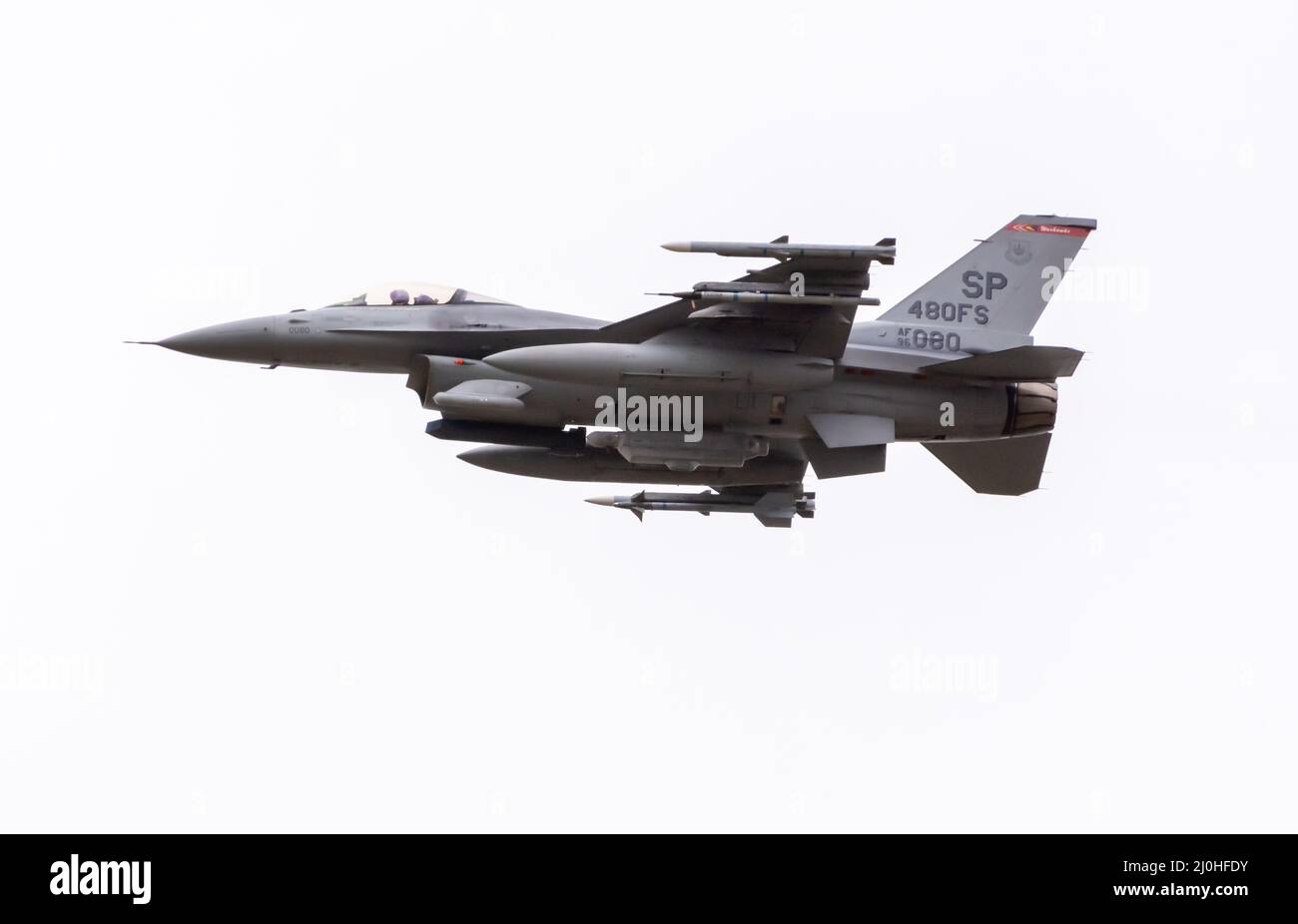 I militari F16 falcon combattenti si avvicinano volando attraverso l'aria in formazione al Royal International Air Tattoo. Royal Air Force Fairford Foto Stock