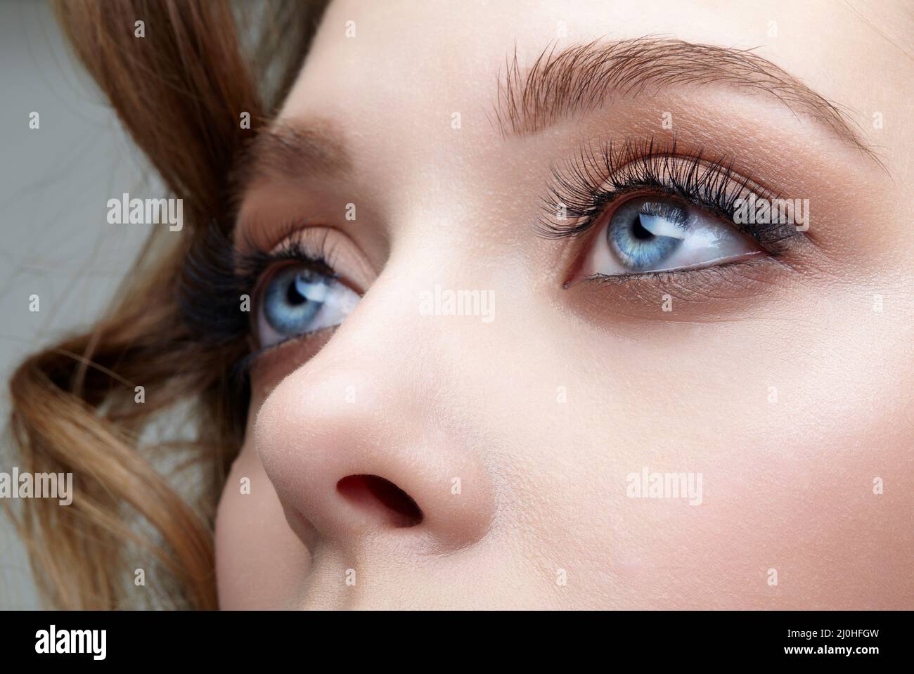 Closeup macro shot di occhi umani femmine blu. Donna con il trucco naturale di bellezza del viso. Foto Stock