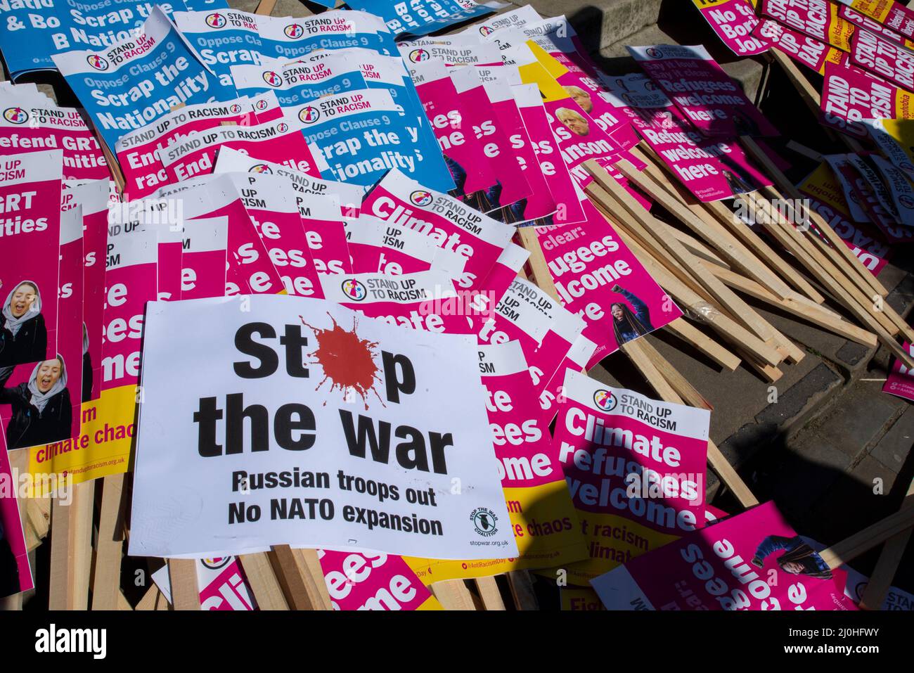 Westminster, Londra, Regno Unito. 19th Mar 2022. Le proteste si stanno svolgendo in molte città in occasione della Giornata Onu contro il razzismo, una delle quali inizia a Portland Place a Londra, con temi quali ambienti ostili per rifugiati e migranti e razzismo istituzionale evidenziato dai recenti eventi, tra cui l’Ucraina. La marcia si dirigerà verso Downing Street e Parliament Square. Basta con i cartelli di guerra e di razzismo Foto Stock