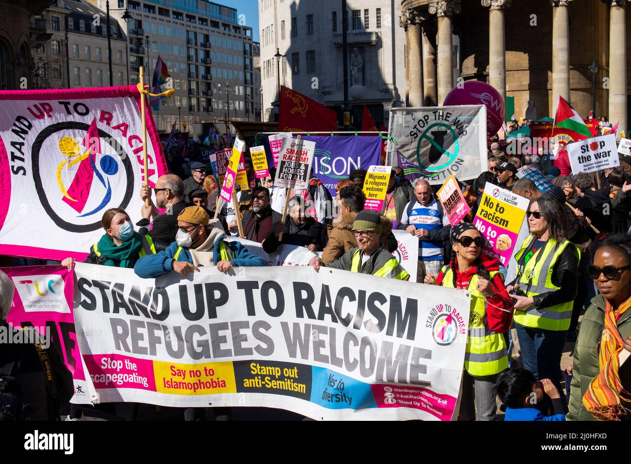 Westminster, Londra, Regno Unito. 19th Mar 2022. Le proteste si stanno svolgendo in molte città in occasione della Giornata Onu contro il razzismo, una delle quali inizia a Portland Place a Londra, con temi quali ambienti ostili per rifugiati e migranti e razzismo istituzionale evidenziato dai recenti eventi, tra cui l’Ucraina. La marcia si dirigerà verso Downing Street e Parliament Square. Banner di benvenuto per i rifugiati Foto Stock
