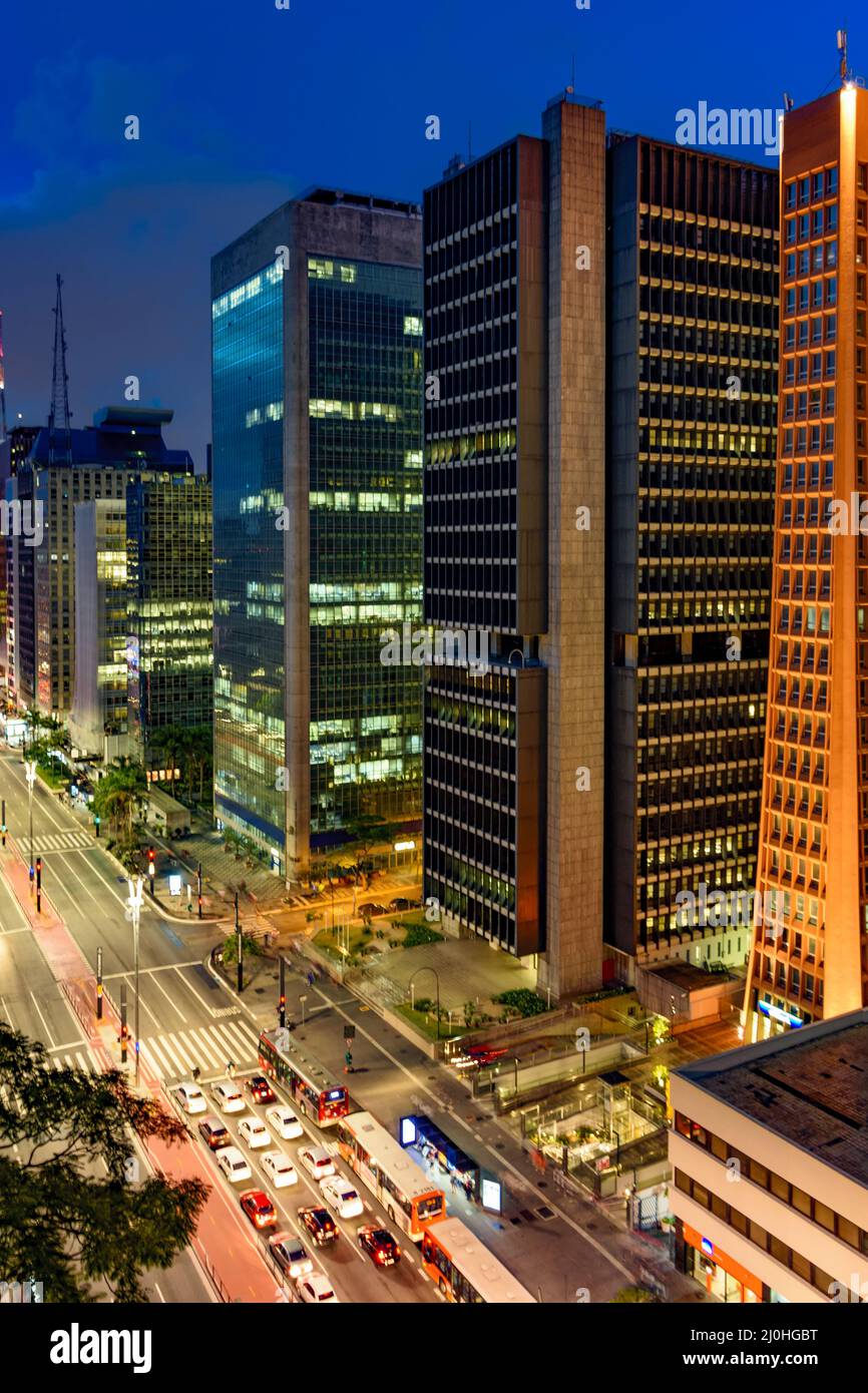 Viale Paulista visto di notte con i suoi edifici illuminati Foto Stock