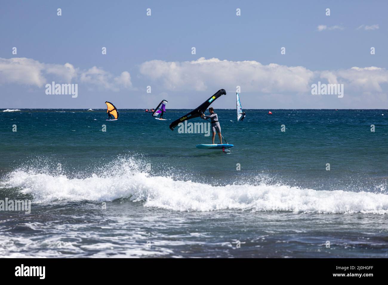 Windsurf su mare blu a El Medano, Tenerife, Isole Canarie, Spagna Foto Stock