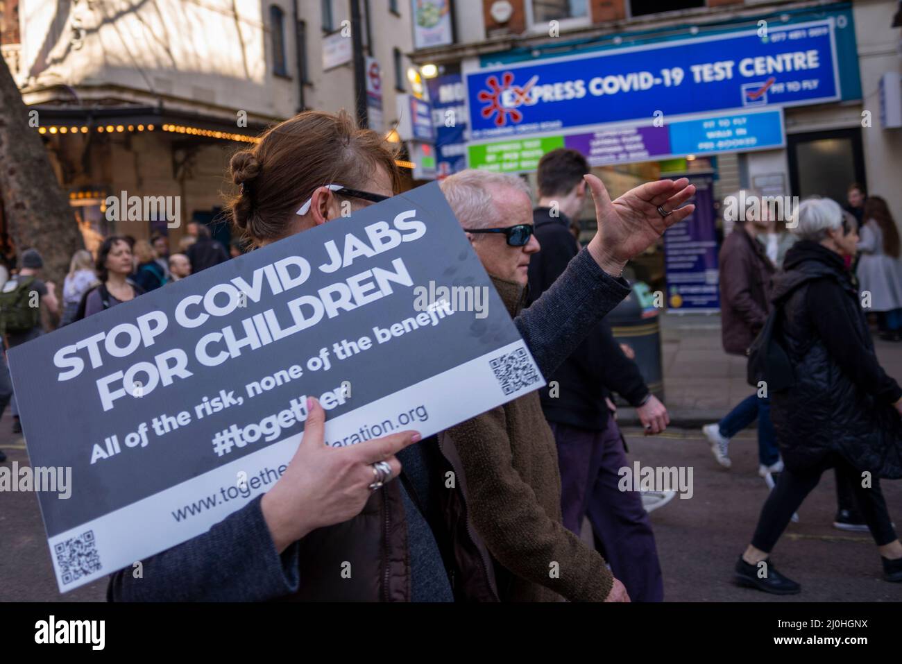Westminster, Londra, Regno Unito. 19th Mar, 2022.Una protesta sta avvenendo contro la vaccinazione dei bambini per Covid 19, Uniti da anti-vaxxers. Manifestanti che hanno superato un centro di test Covid 19 Foto Stock