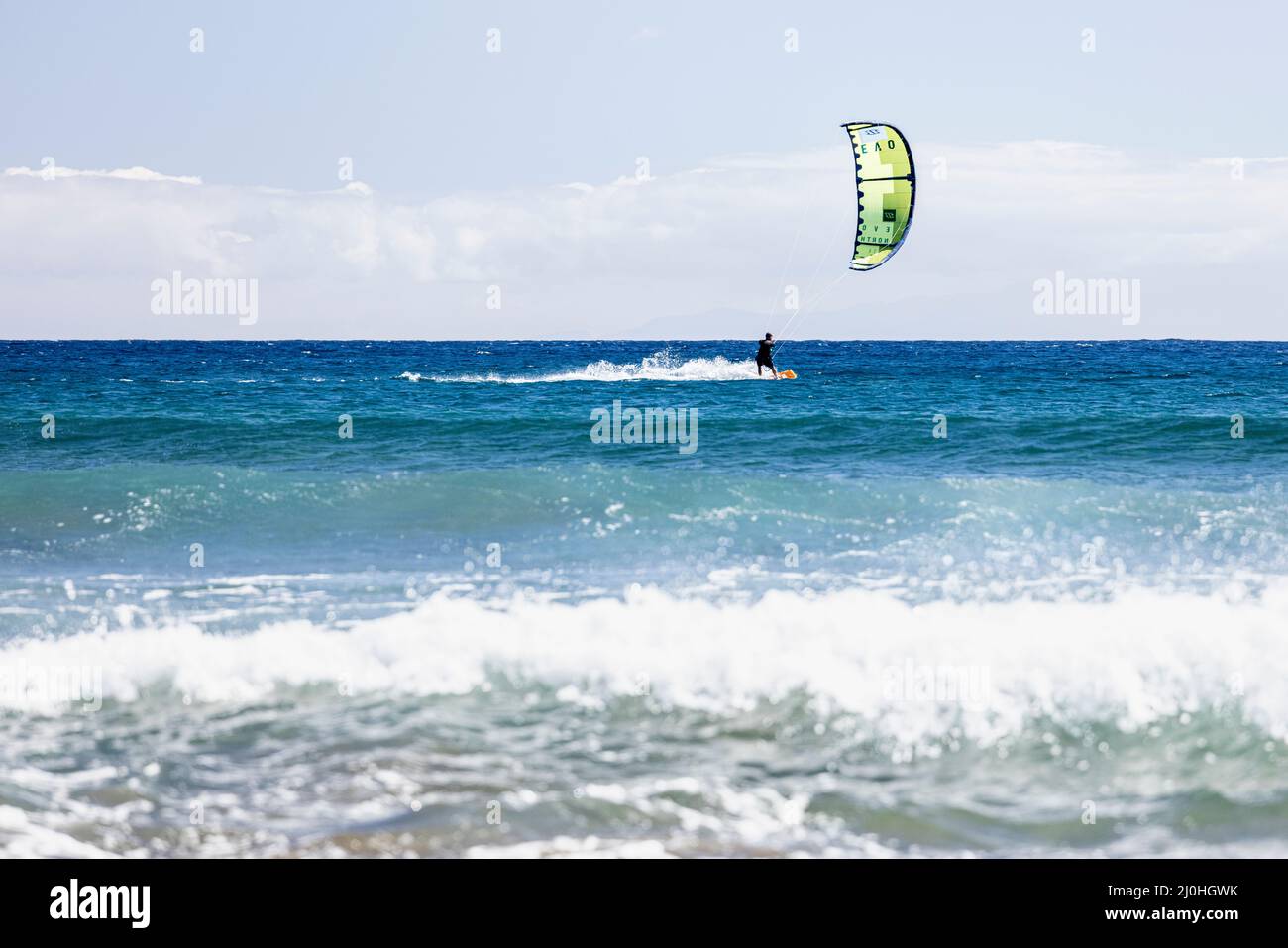 Kitesurfer in mare blu a El Medano, Tenerife, Isole Canarie, Spagna Foto Stock