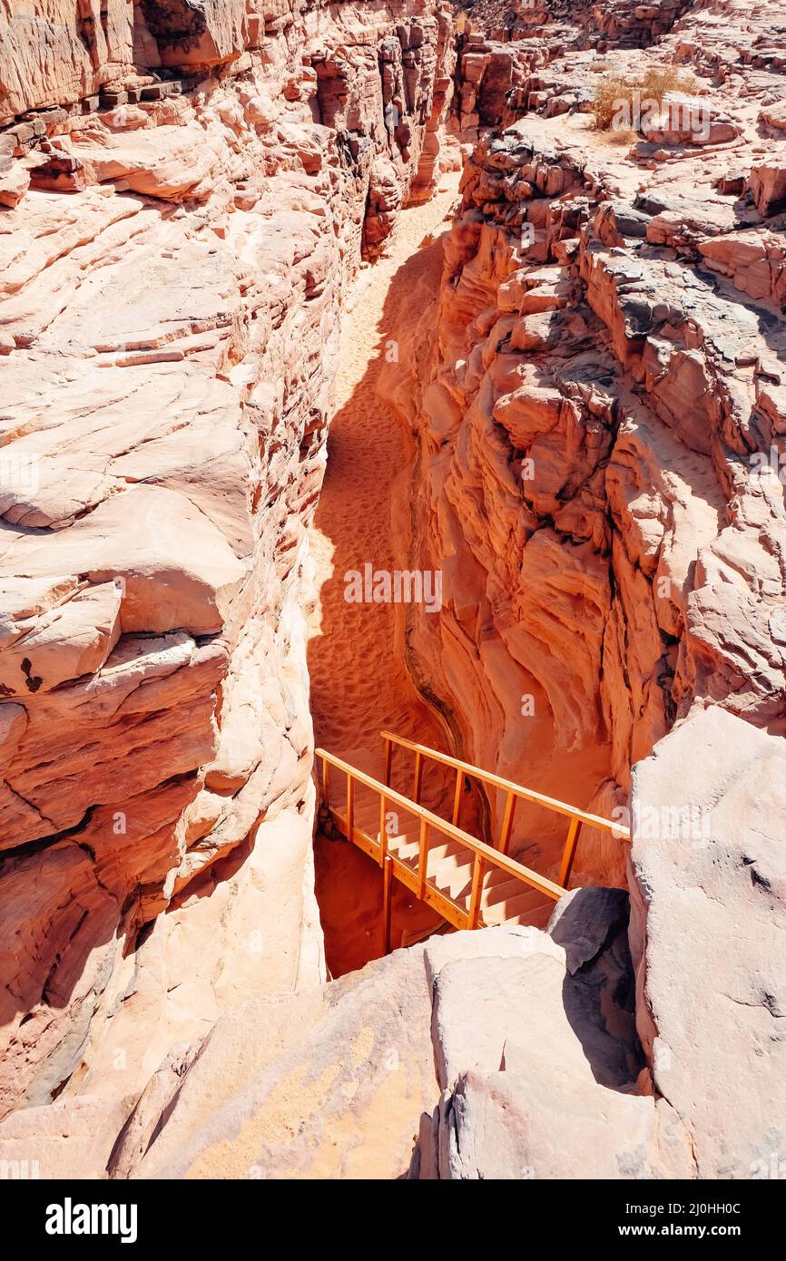 Le rocce di sabbia rossa nel deserto. Scatto verticale. Foto Stock