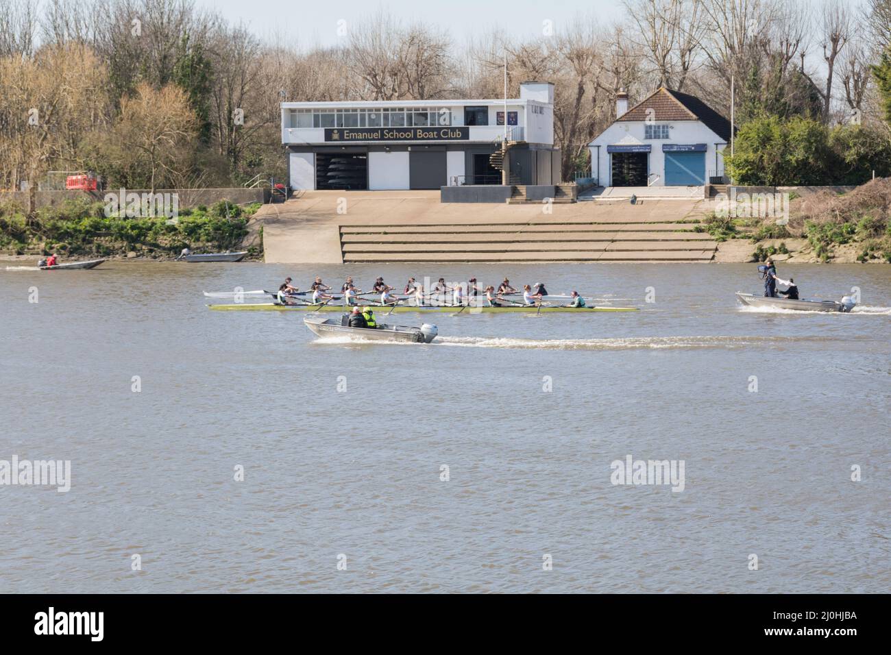 Cambridge University Women's Boat Race equipe che pratica sul Tamigi a Barnes, Londra, Inghilterra, Regno Unito Foto Stock