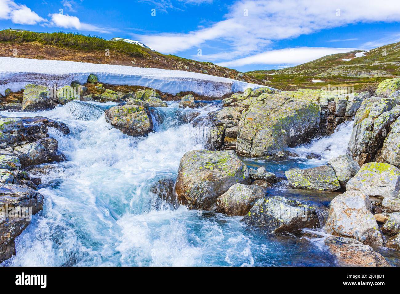 Bellissimo fiume Storebottane lago di vavatn con neve Hemsedal Norvegia. Foto Stock