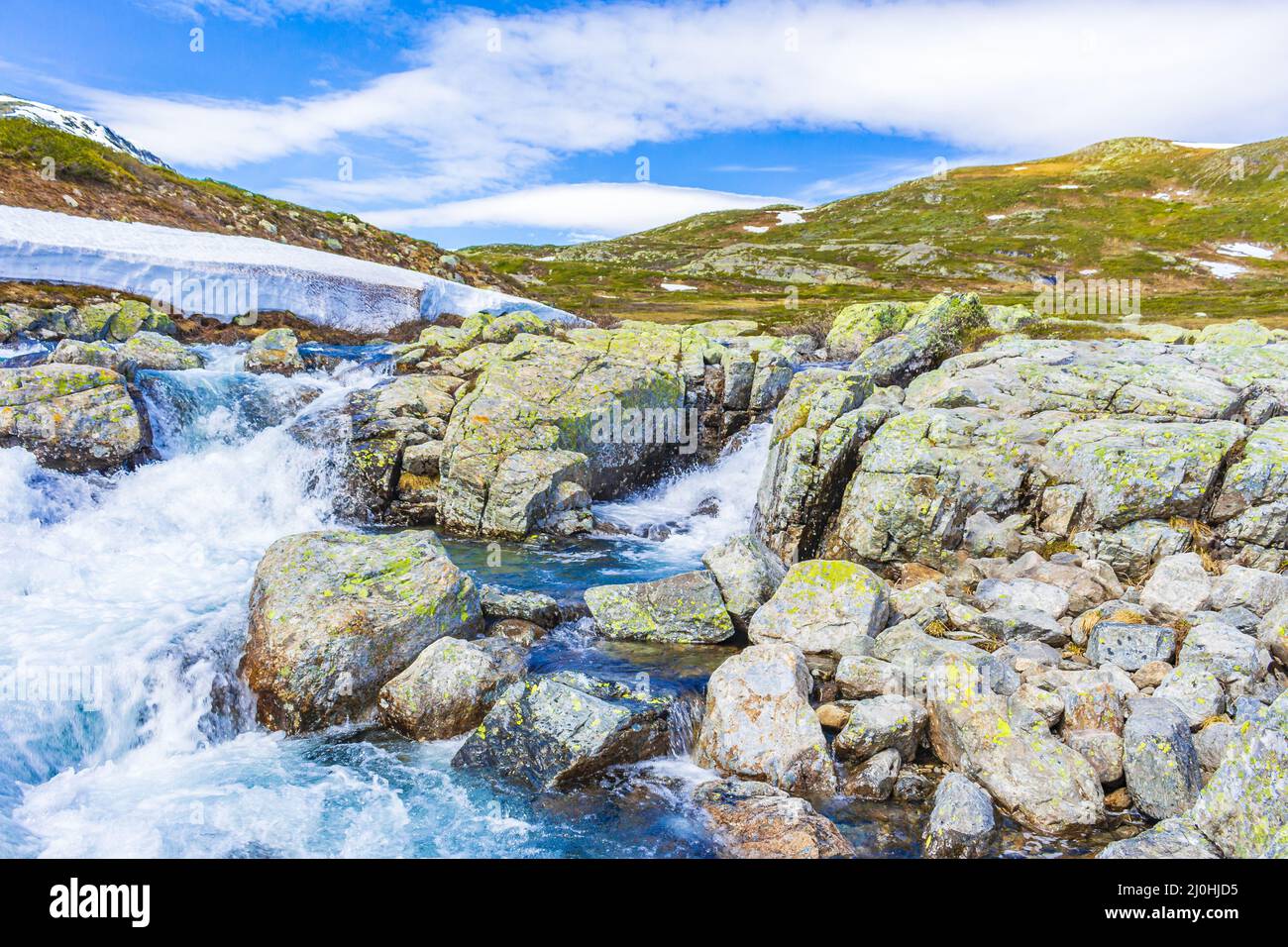 Bellissimo fiume Storebottane lago di vavatn con neve Hemsedal Norvegia. Foto Stock