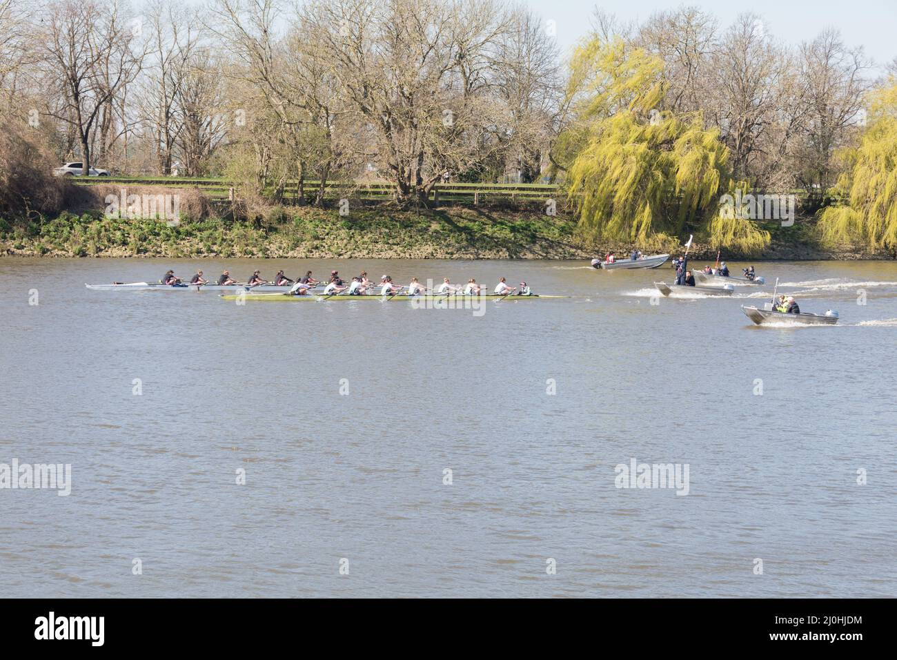Cambridge University Women's Boat race crew praticare sul Tamigi Foto Stock
