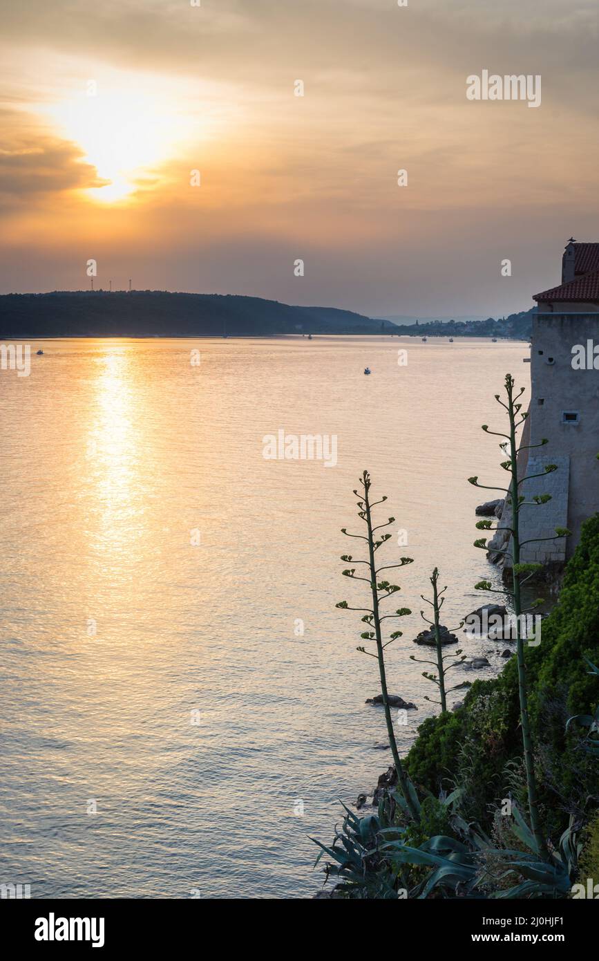 Baia di Eufemija sull'isola di Rab con tramonto Foto Stock