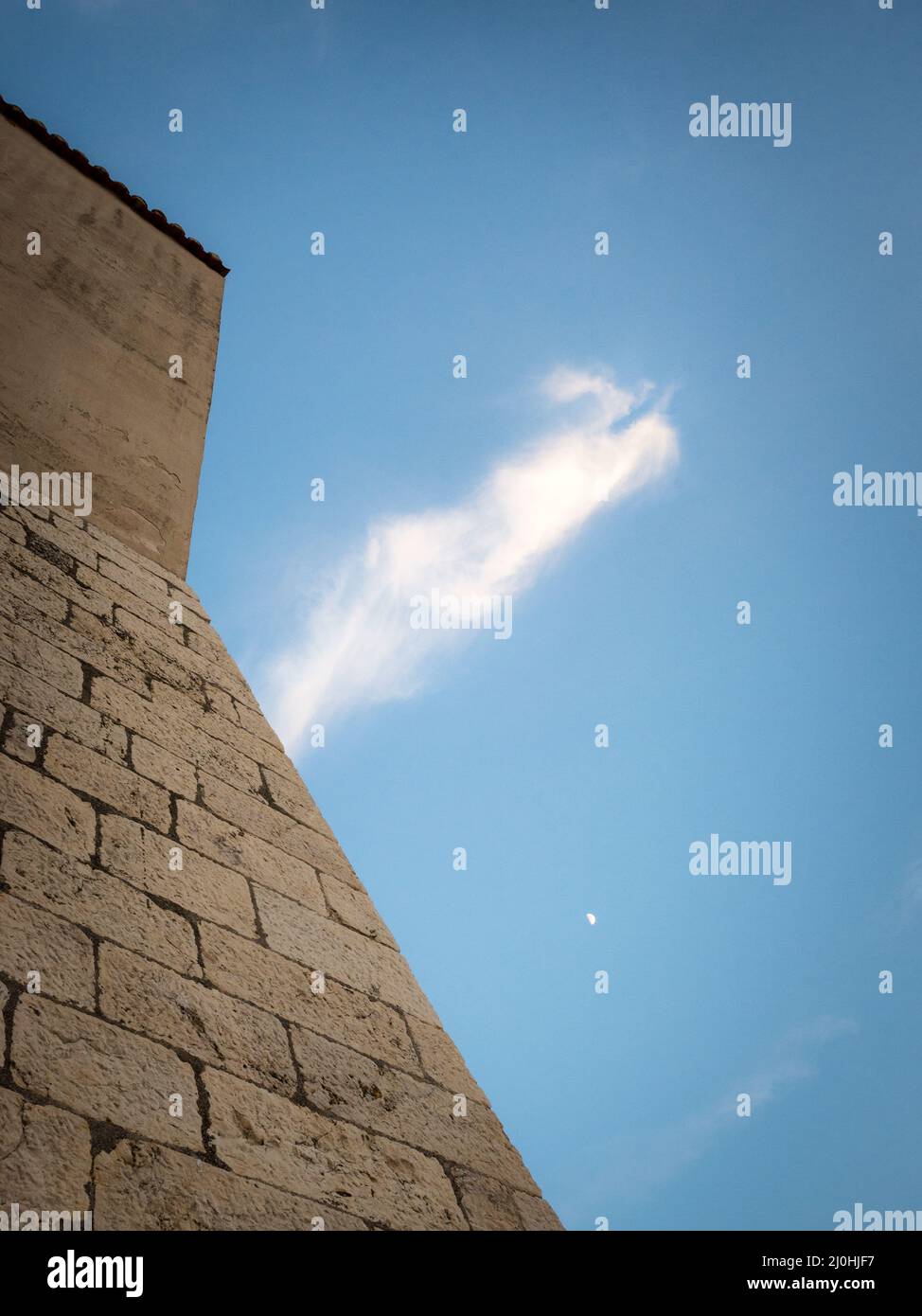 Piccola nube sopra la città vecchia di rab Foto Stock