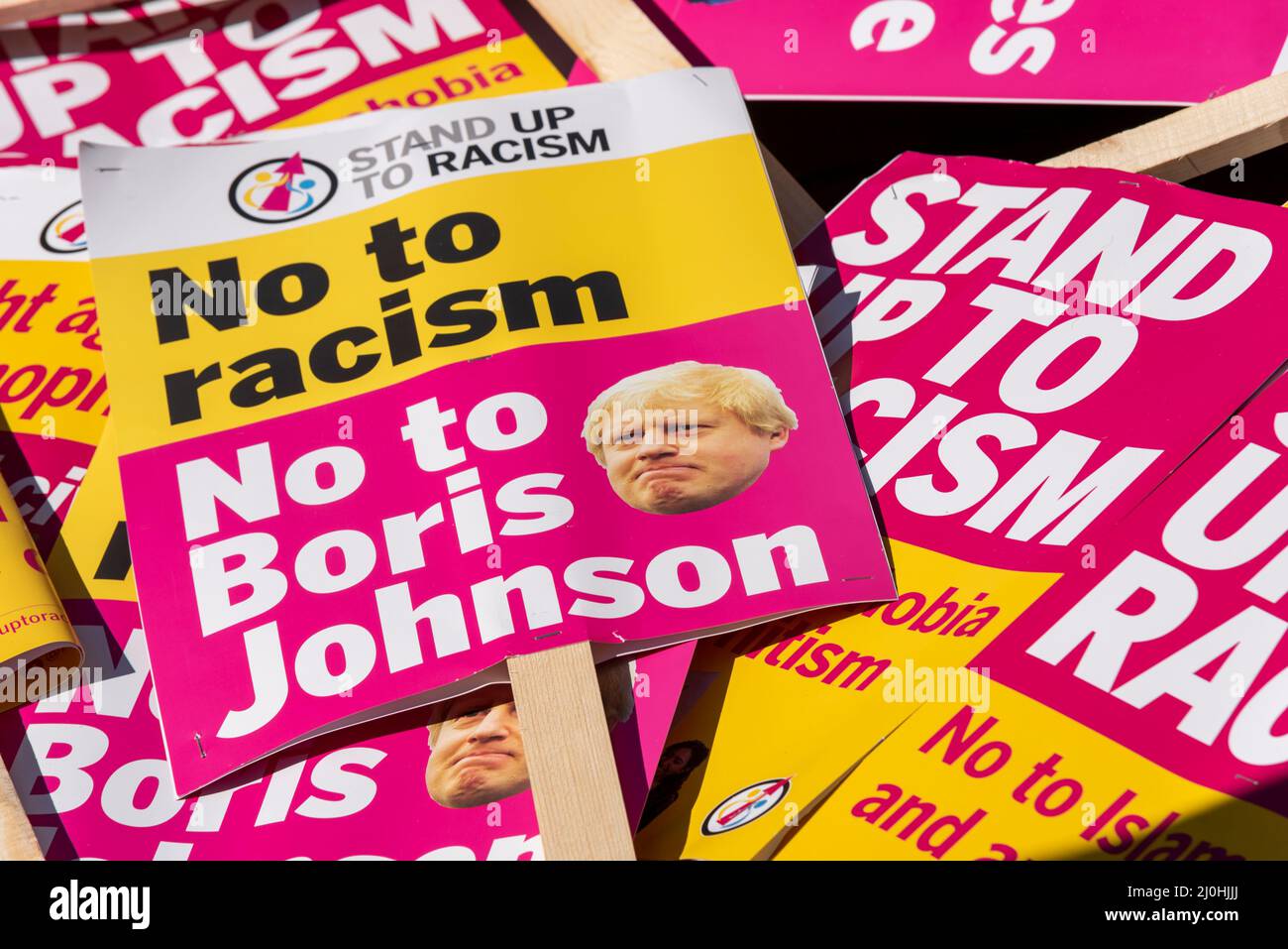 Westminster, Londra, Regno Unito. 19th Mar 2022. Le proteste si stanno svolgendo in molte città in occasione della Giornata Onu contro il razzismo, una delle quali inizia a Portland Place a Londra, con temi quali ambienti ostili per rifugiati e migranti e razzismo istituzionale evidenziato dai recenti eventi, tra cui l’Ucraina. La marcia si dirigerà verso Downing Street e Parliament Square. Cartelloni pronti per la marcia Foto Stock