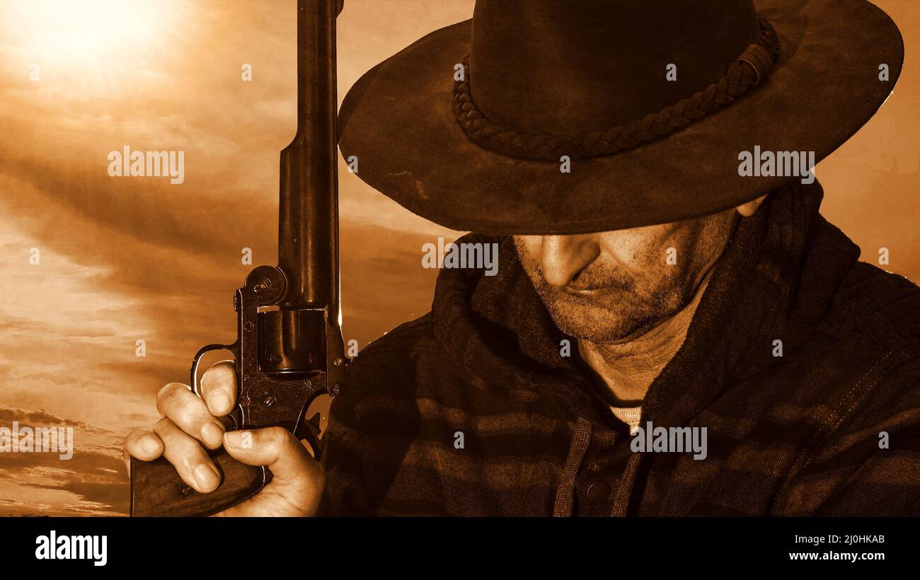 Cowboy con pistola in tonalità marrone e luce solare dietro Foto Stock