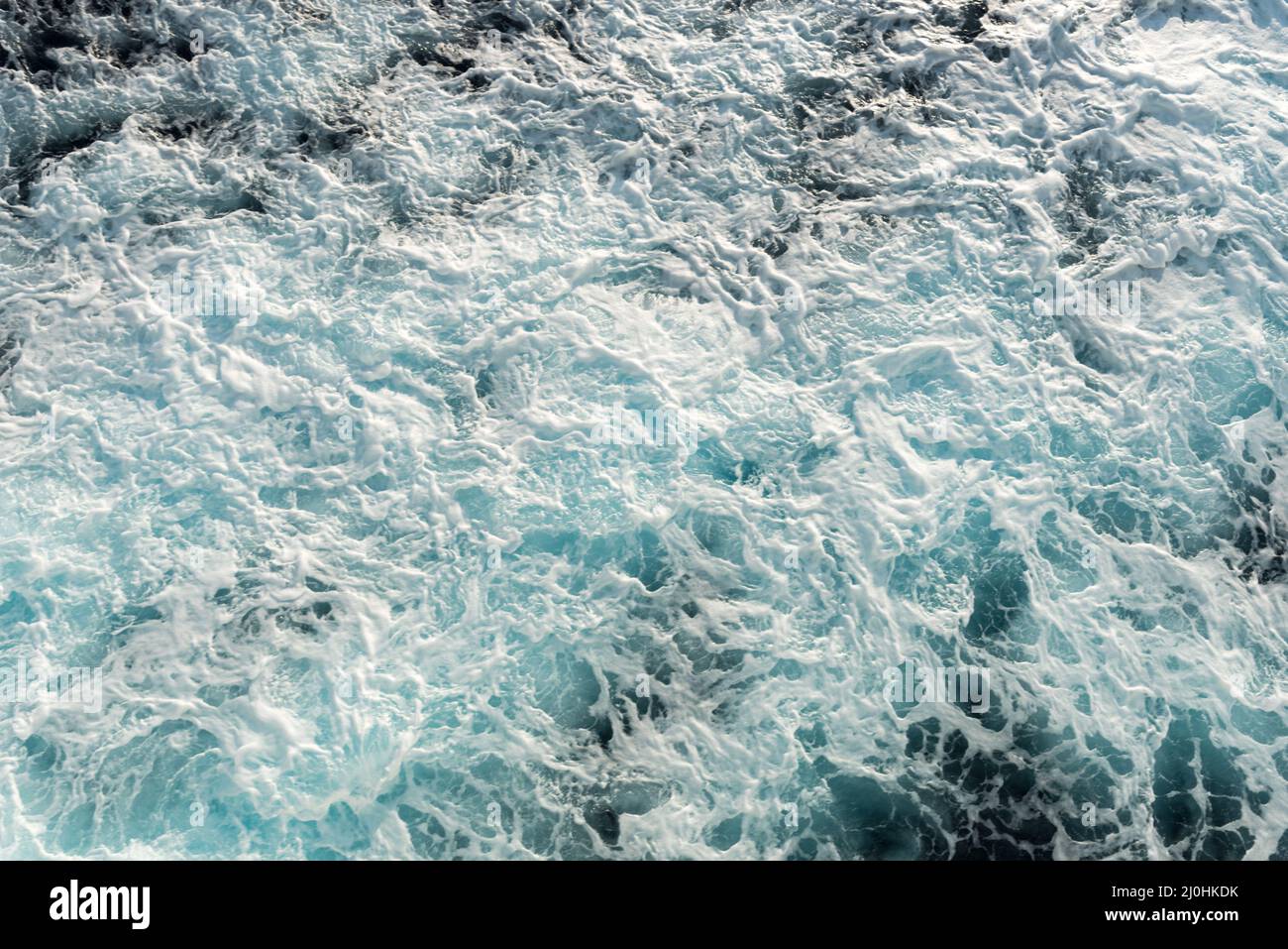 Acqua di mare superficie con onde da una nave da crociera sveglia. Foto Stock