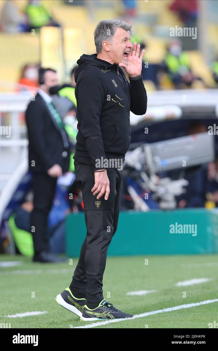 Marco Baroni è allenatore di gesti LECCESI in occasione della partita di  Serie B tra Parma Calcio e US Lecce a Ennio Tardini il 19 marzo 2022 a  Parma Foto stock - Alamy