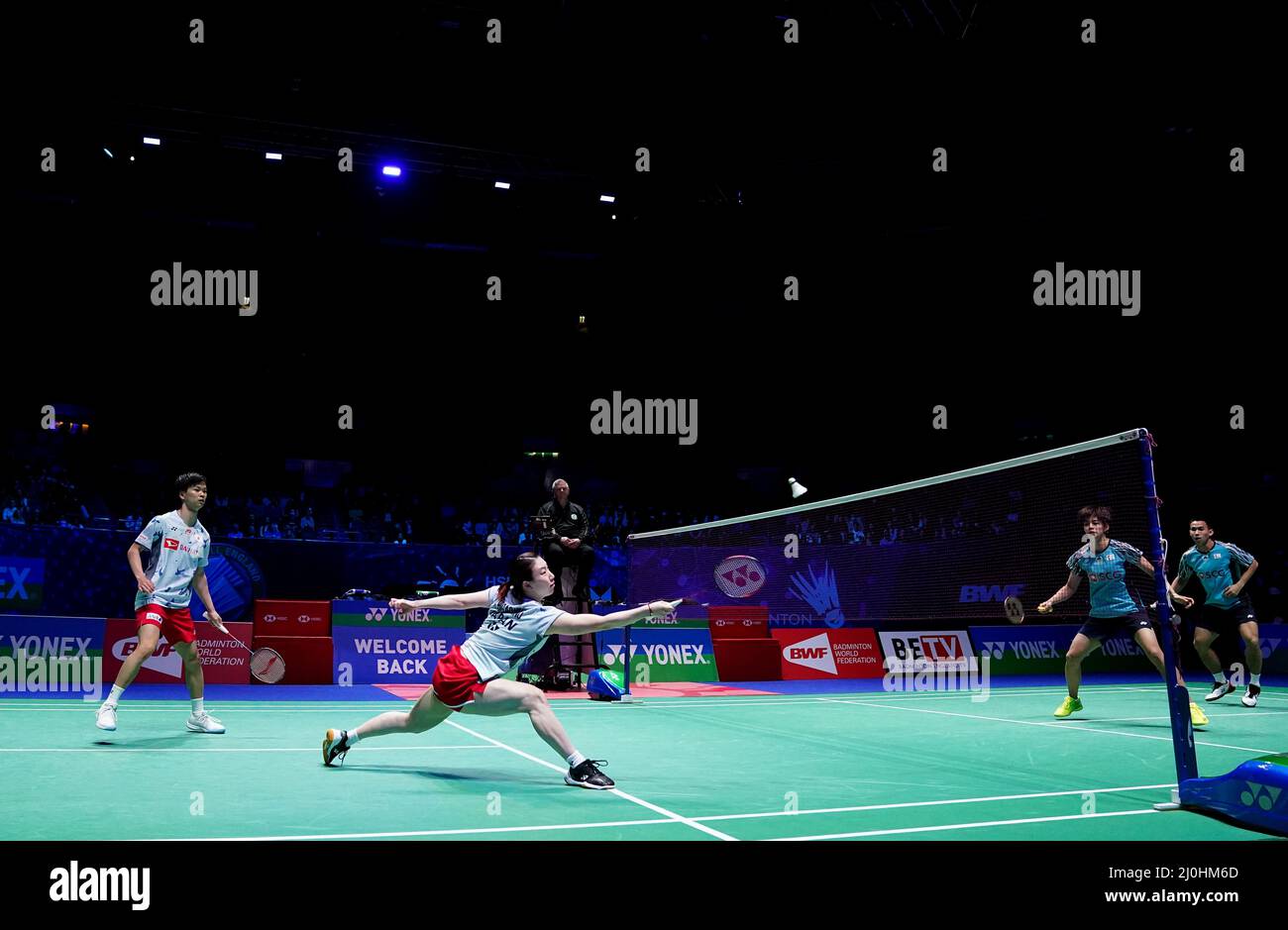Yuta Watanabe e Arisa Higashino del Giappone in azione contro il Dechapol Puavanukroh e Sapsiree Taerattanachai della Thailandia durante il quarto giorno dello YONEX All England Open Badminton Championships presso l'Otilita Arena di Birmingham. Data foto: Sabato 19 marzo 2022. Foto Stock