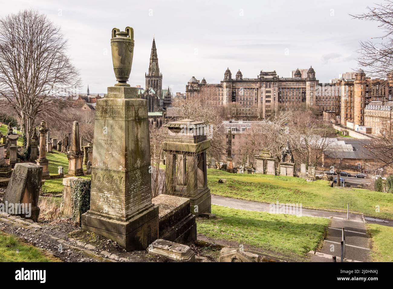 La zona di sepoltura della Necropoli vittoriana di Glasgow. Monumenti qui disegnati dai maggiori architetti e scultori del Time.Created per i ricchi prominenti. Foto Stock