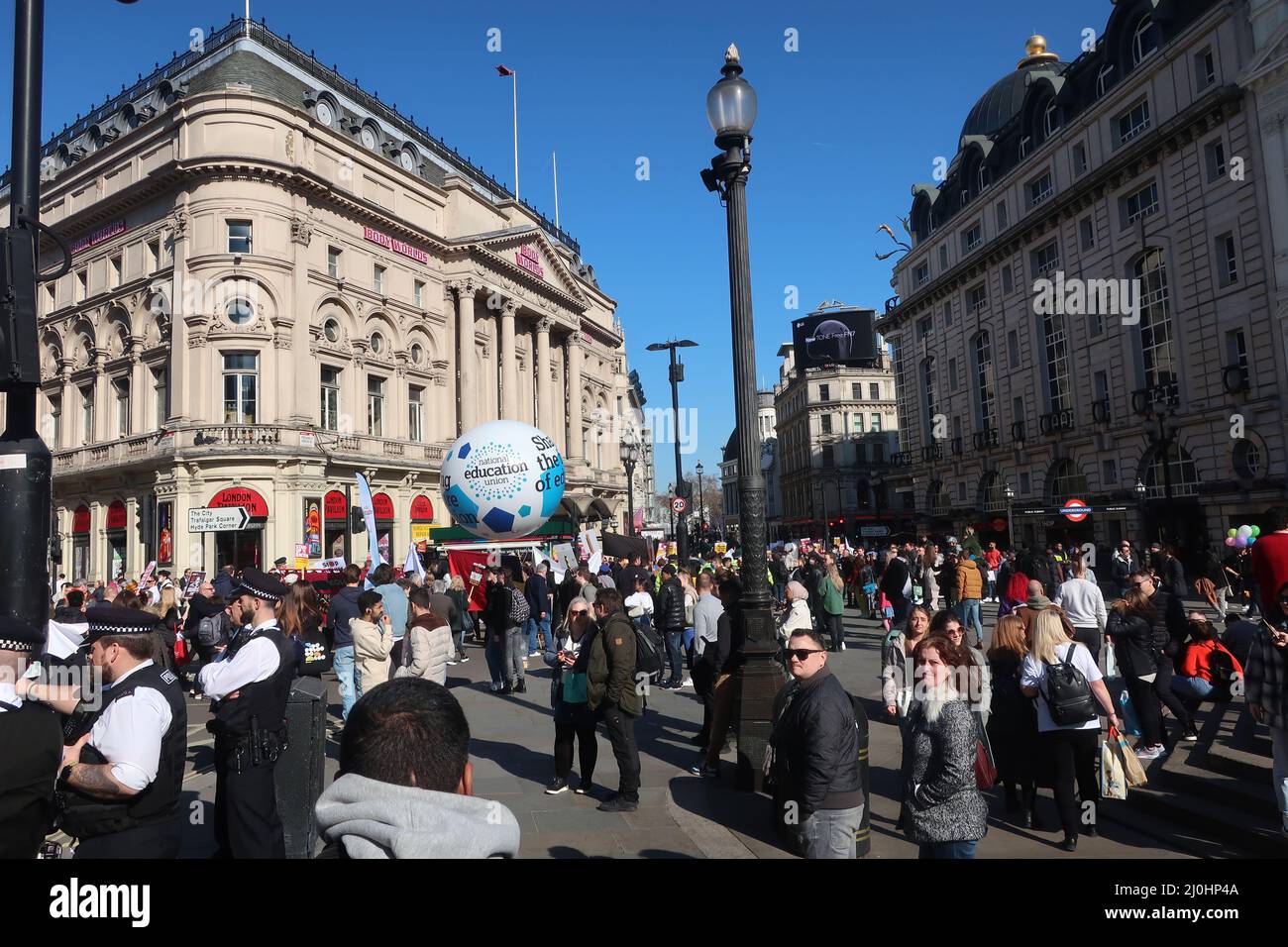 Londra.19th marzo 2022. la marcia anti-razzismo taglia il West End di Londra. Credit: Brian Minkoff/Alamy Live News Foto Stock