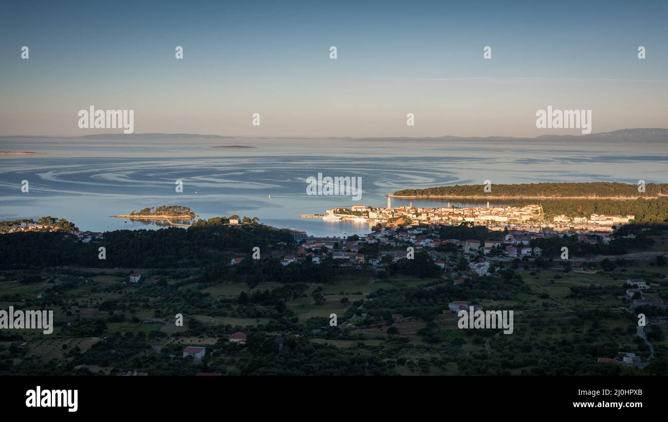 Luci del mattino presto sulla città vecchia di Rab e l'isola di osservazione dalla collina di Kamenjak Foto Stock