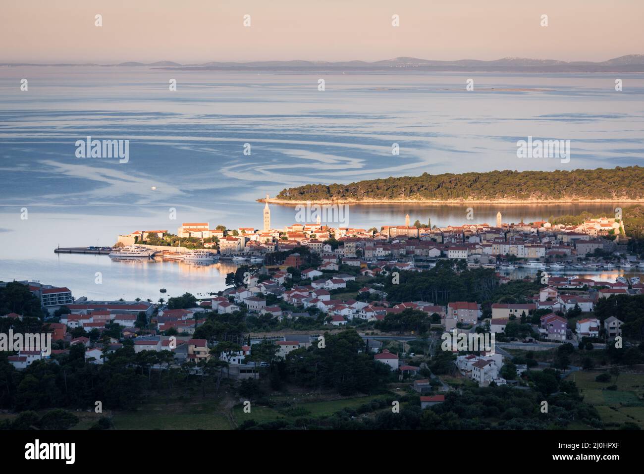Luci del mattino presto sulla città vecchia di Rab e l'isola di osservazione dalla collina di Kamenjak Foto Stock