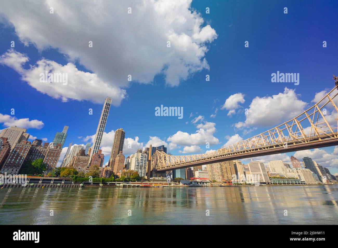 Le grandi nuvole galleggiano sul grattacielo Midtown Manhattan oltre l'East River da Roosevelt Island il 2021 novembre New York City NY USA. Foto Stock
