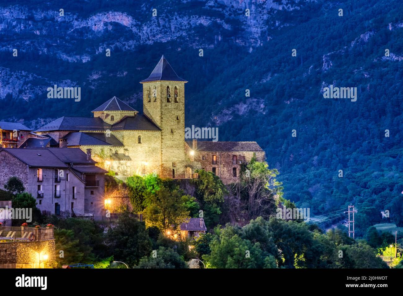 La chiesa di Torla nei Pirenei spagnoli di notte Foto Stock
