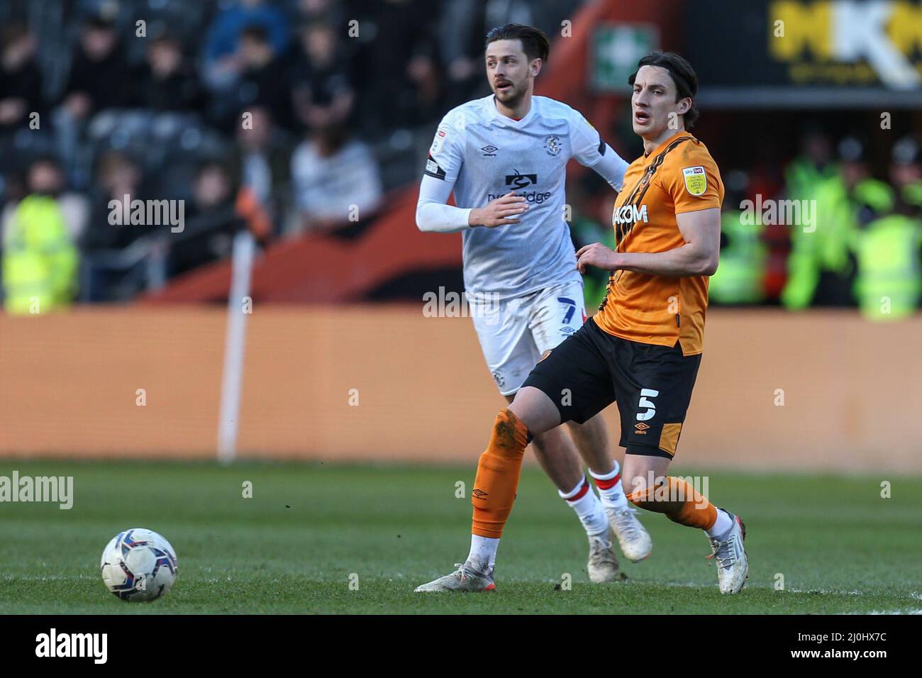 Alfie Jones #5 di Hull City passa la palla in, il 3/19/2022. (Foto di David Greaves/News Images/Sipa USA) Credit: Sipa USA/Alamy Live News Foto Stock