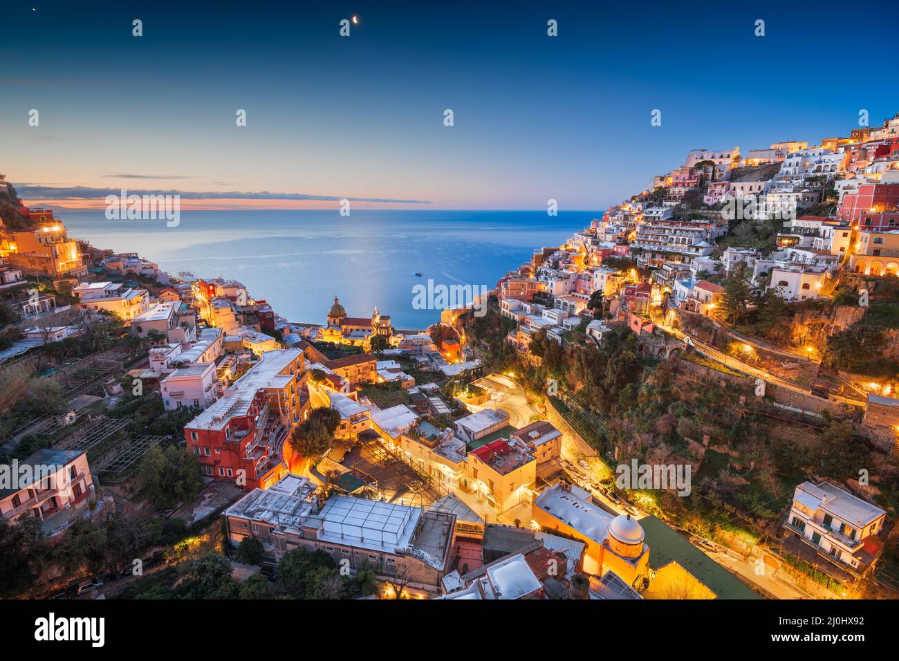 Positano, Italia lungo la Costiera Amalfitana al crepuscolo. Foto Stock