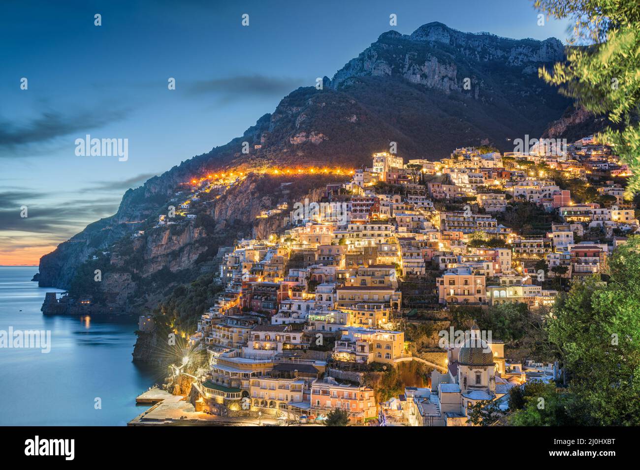 Positano, Italia lungo la Costiera Amalfitana al crepuscolo. Foto Stock