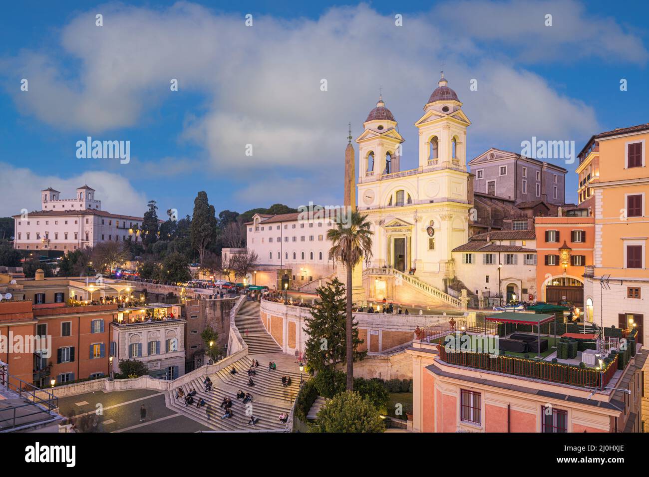 Roma, Italia a Piazza di Spagna dall'alto al crepuscolo. Foto Stock
