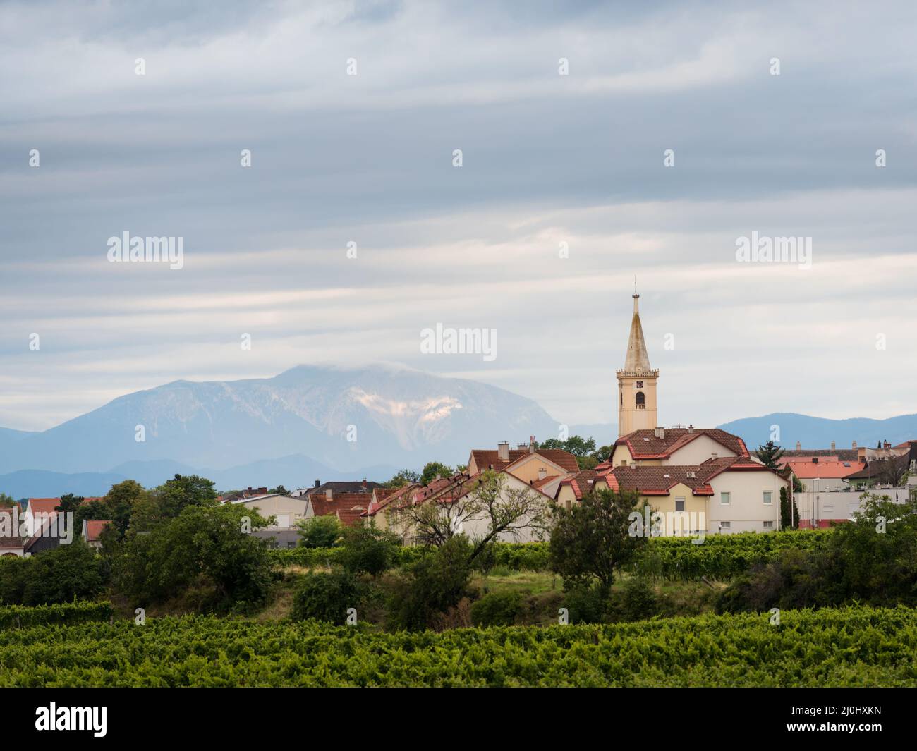 Villaggio di GroÃŸhÃ¶volato nel Burgenland con il monte Schneeberg sul retro Foto Stock