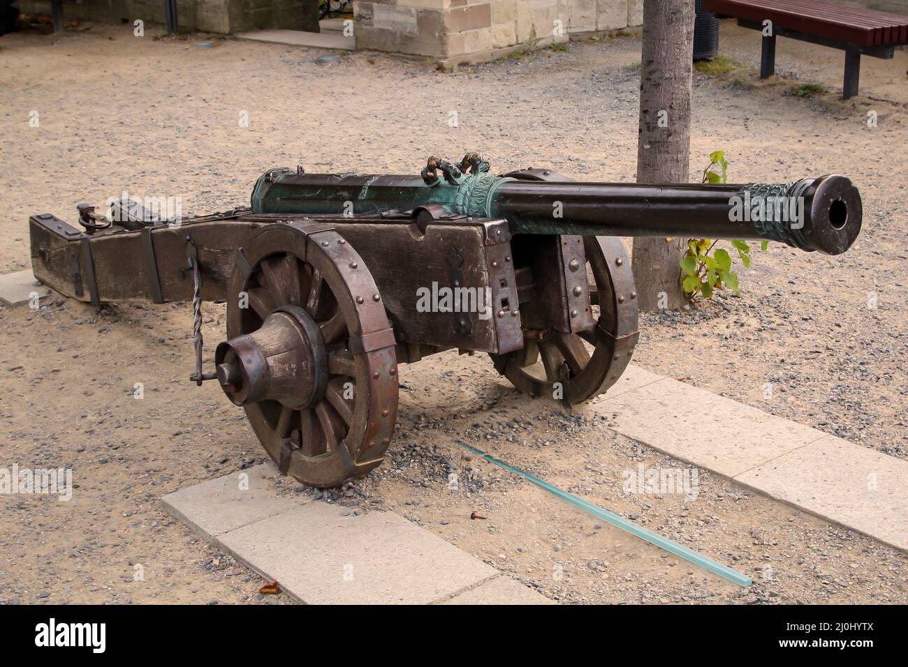 Un vecchio cannone in ghisa sul suo supporto. Foto Stock