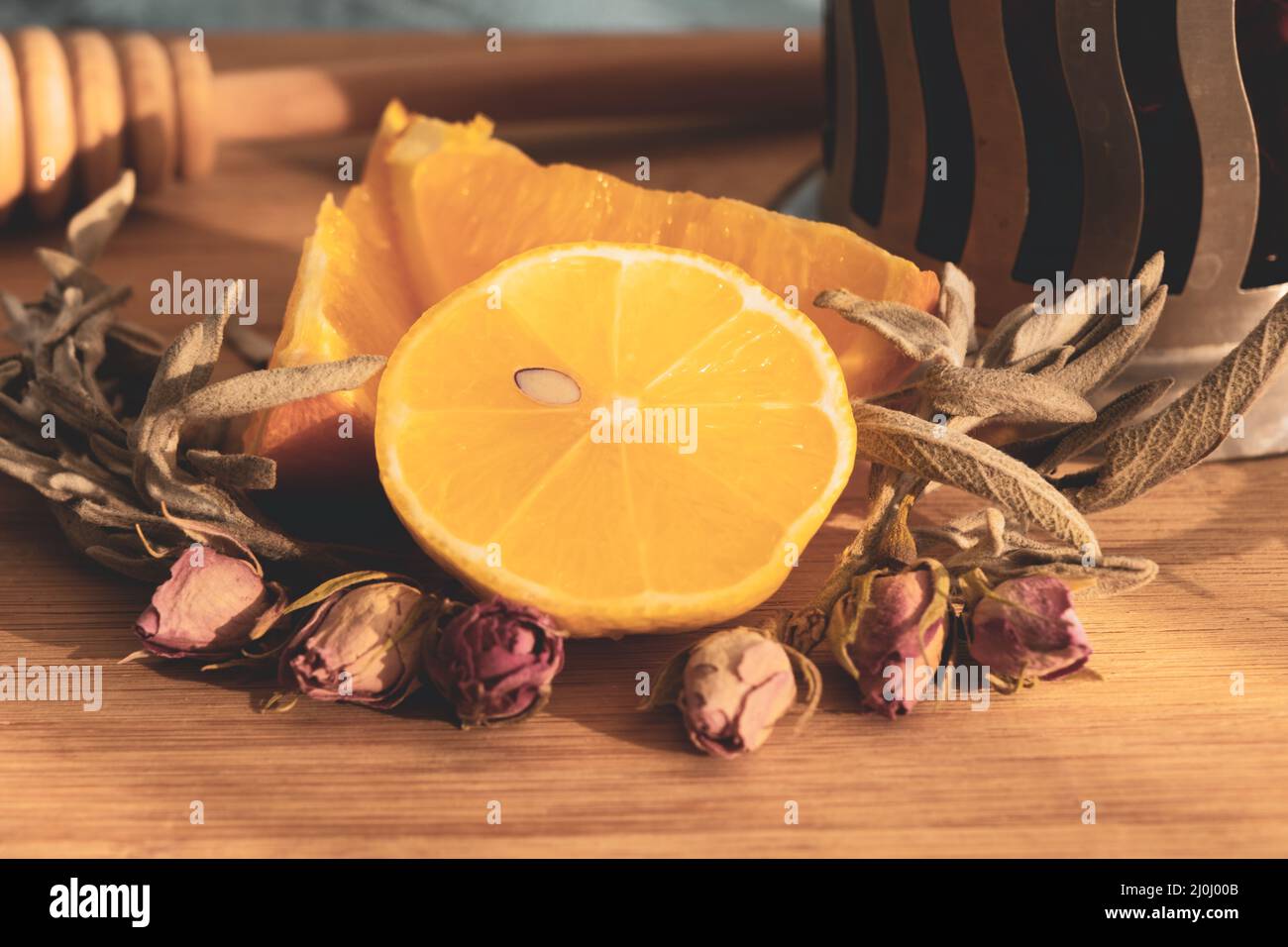 Fette di limone e arancia per un delizioso tè alle erbe nella stagione invernale con miele, piante secche e altri ingredienti gustosi. Aumentare la forza. Foto Stock