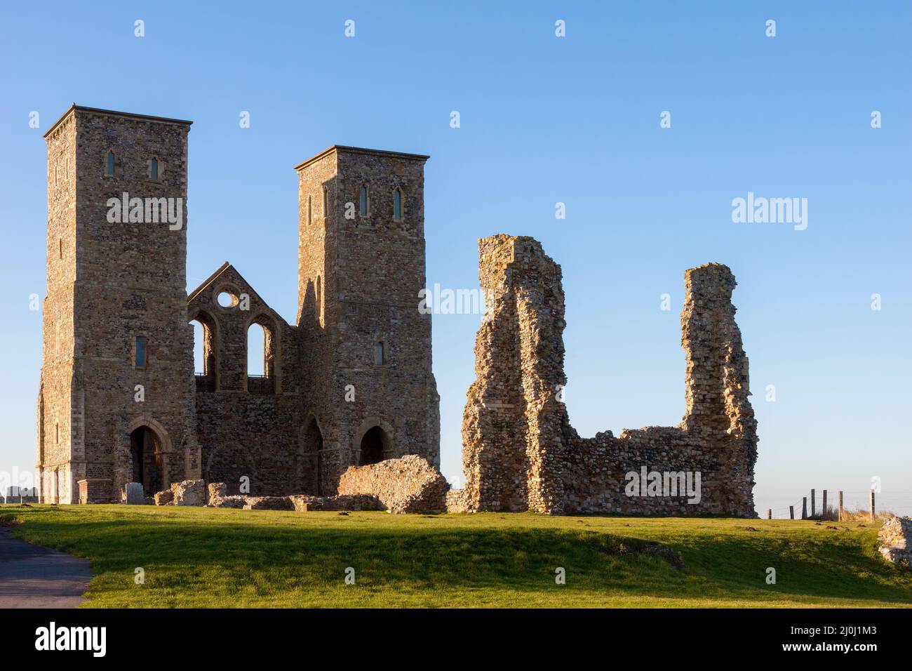 RECULVER, INGHILTERRA, Regno Unito - DICEMBRE 10 : resti delle torri della chiesa di Reculver bagnati nel tardo pomeriggio di sole in inverno al Reculver in KE Foto Stock