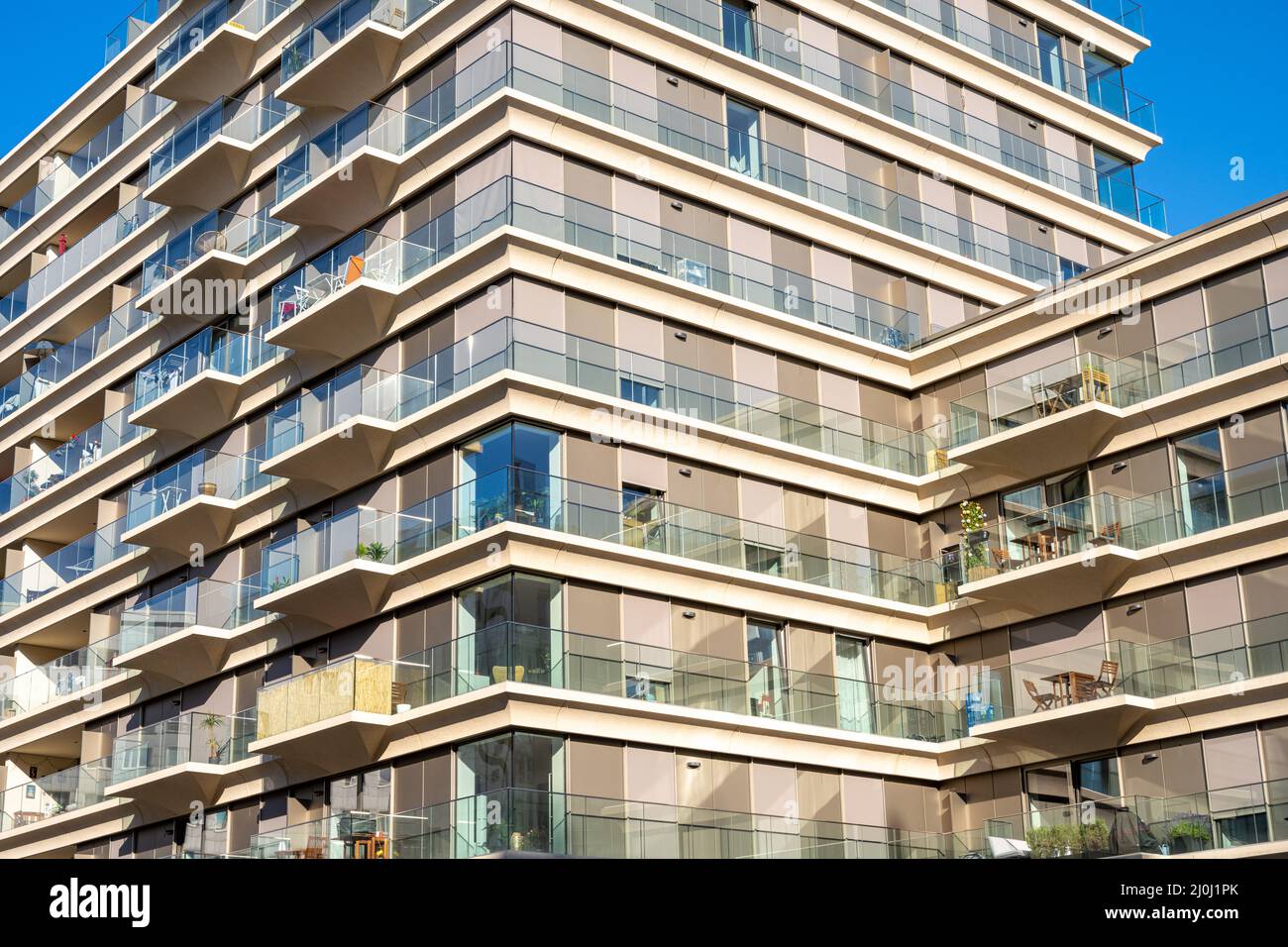 Moderno edificio di appartamenti con grandi finestre vista a Berlino, Germania Foto Stock