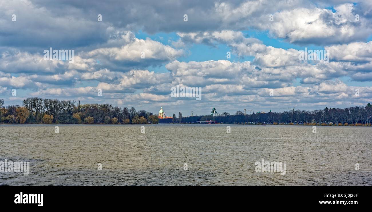 Il lago Masch con la vista di Hannover sullo sfondo - Panorama / Germania Foto Stock