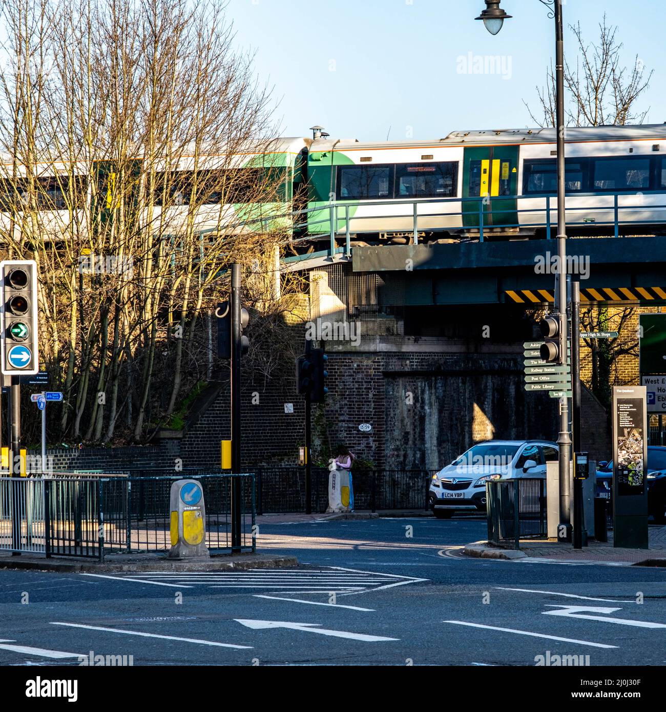 Epsom Surrey London UK, marzo 19 2022, Southern Railway Electric Commuter Train Crossing A Road Bridge Foto Stock