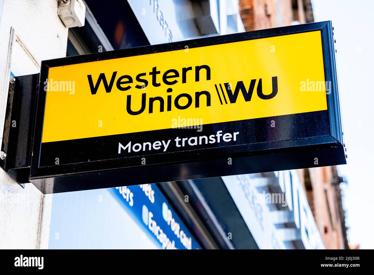 Epsom Surrey London UK, marzo 19 2022, Western Union International Monet Transfer Banking Logo and Sign Foto Stock