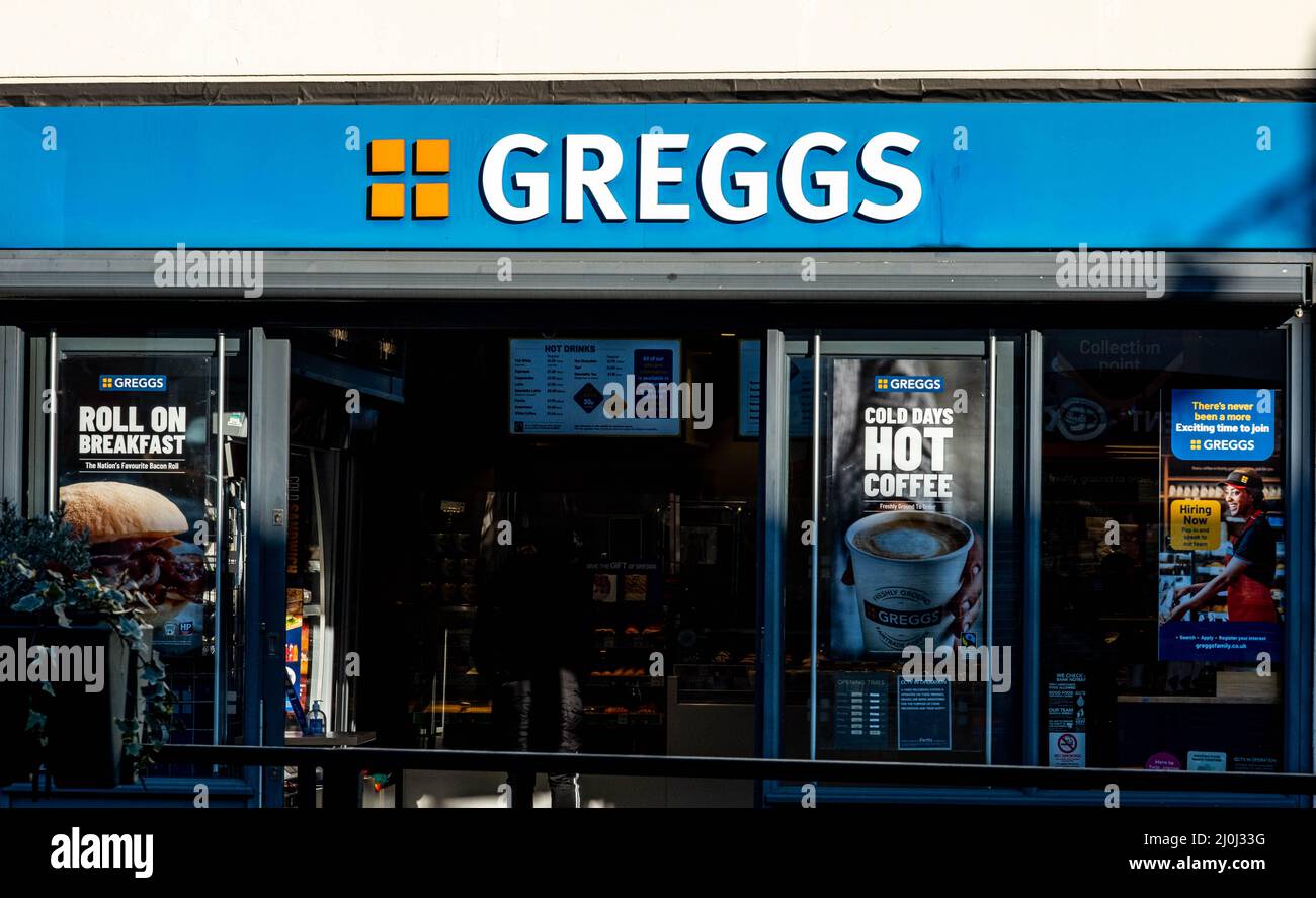 Epsom Surrey London UK, marzo 19 2022, ingresso al negozio di alimentari e bevande di Greggs Takeaway High Street Retail con logo e senza persone Foto Stock