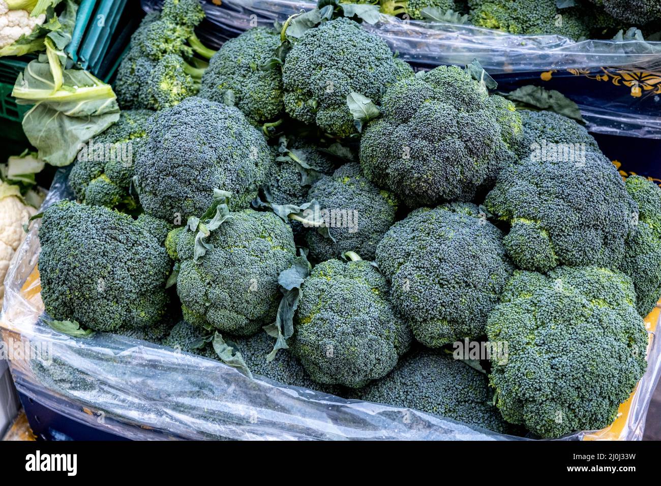 Epsom Surrey London UK, marzo 19 2022, vassoio di Broccoli freschi crudi non cotti su Un mercato Stall senza persone Foto Stock