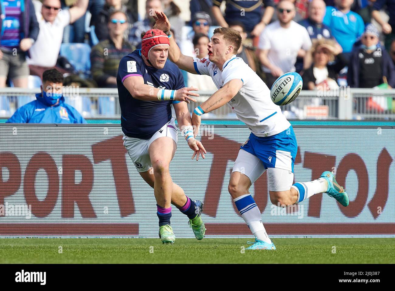 Roma, Italia. 12 marzo 2022. George Turner di Scozia compete per la palla con Leonardo Marin d'Italia durante il Guinness Six Nations Match betwe Foto Stock